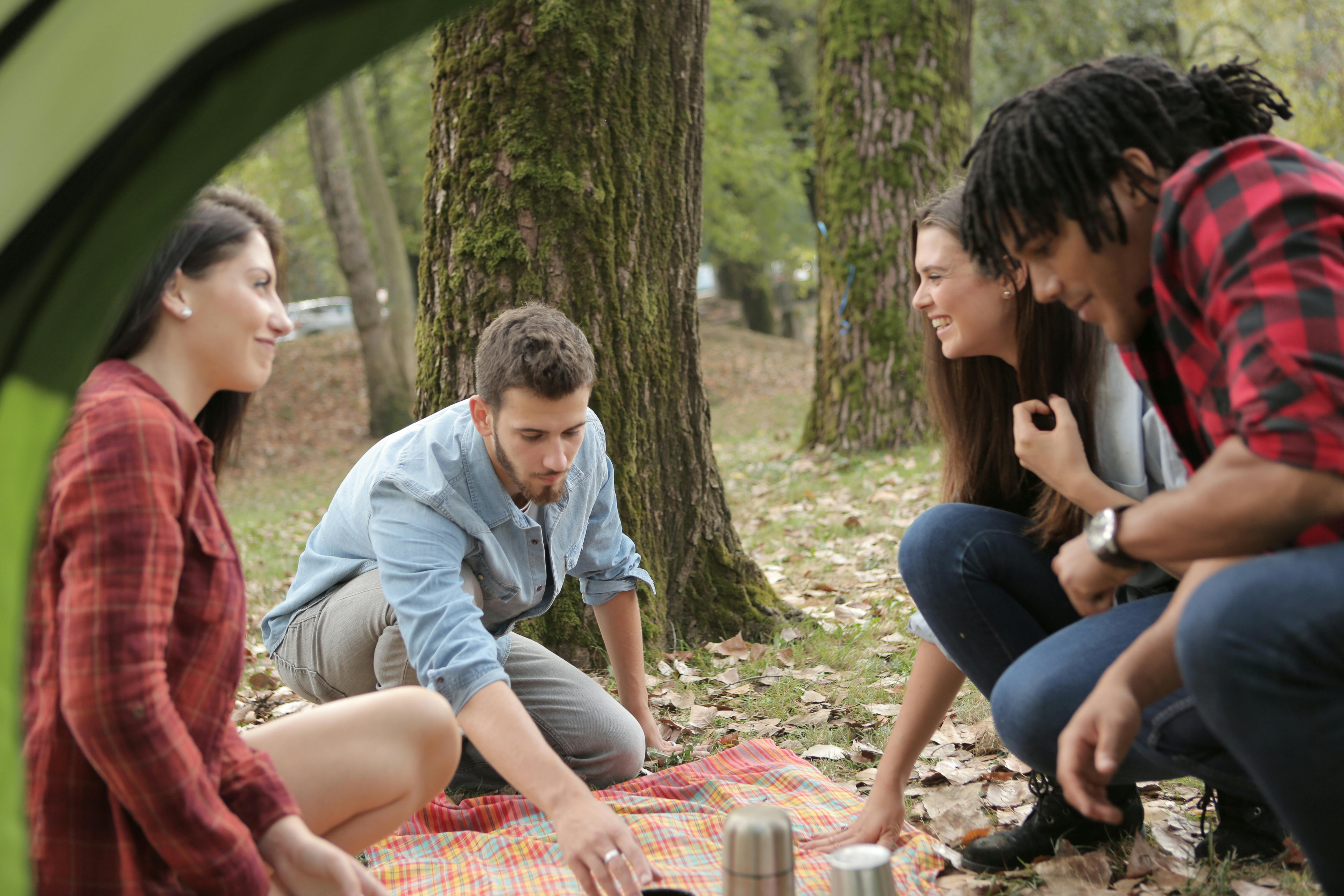 Mensen in natuur tijdens Mo-mens moment